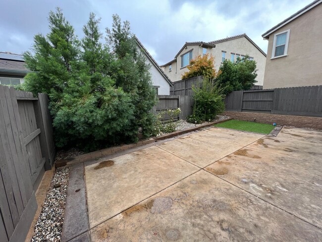 Building Photo - Gorgeous 4 Bedroom Broadstone Home!