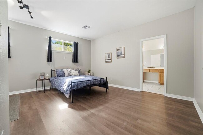 Building Photo - 409 E Austin Ave