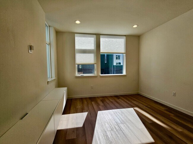 Building Photo - Experience Modern Living in the Heart of N...