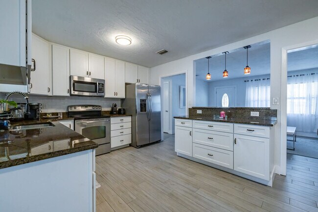 Building Photo - 208 Woodbine Ave