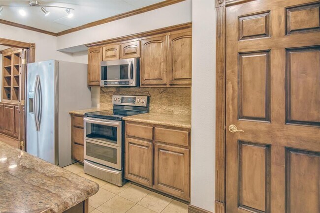 Building Photo - 452 N Post Oak Ln