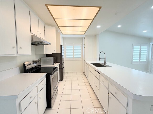 Building Photo - 1620 S Cypress Ave