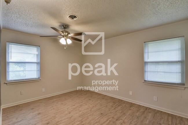 Building Photo - $1725! 3Bed home! Apply by 11/5 and save 5...