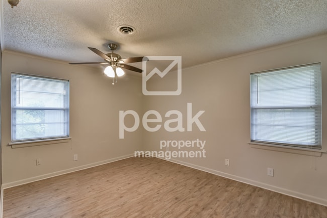 Building Photo - $1799! 3Bed home! Lock in your rate with a...
