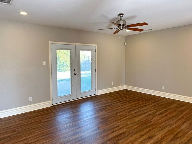 Building Photo - 4 Bedroom / 2 Bath / 2 Car Garage