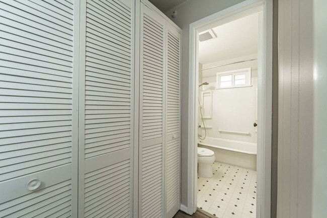 Building Photo - Krug 1201-1203