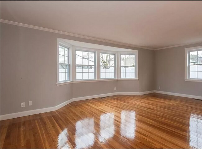 Building Photo - 3 Bed Home with a Yard and Garage! Available for July!