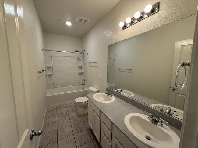 Building Photo - 4-bedroom single story in Manteca!