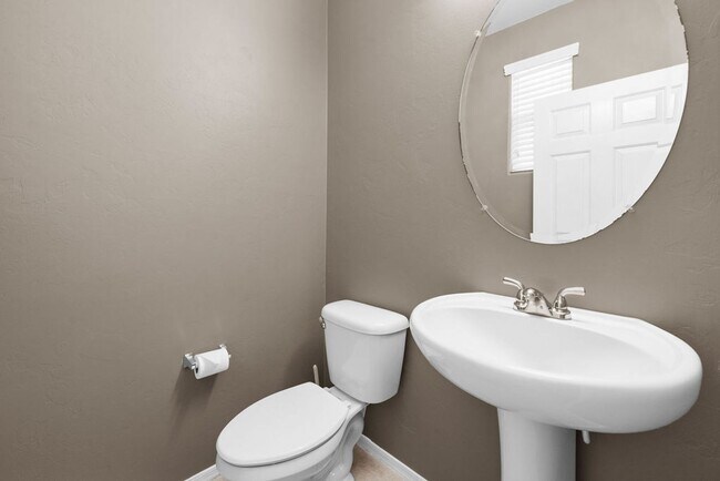 Building Photo - 4 Bedroom Home with Community Pool in Vail...