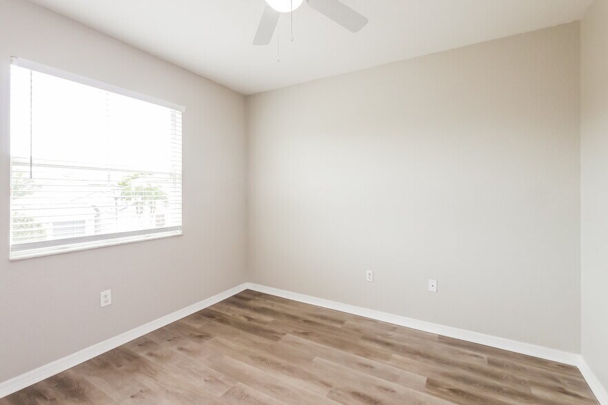 Building Photo - 2025 SE 14 St