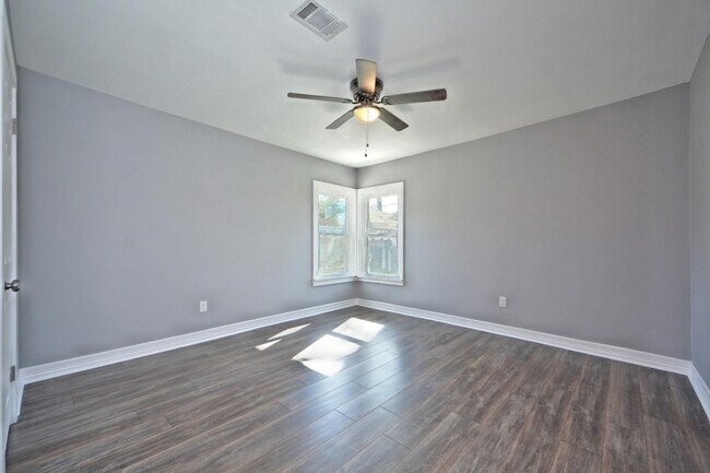 Building Photo - 3834 Rosedale St