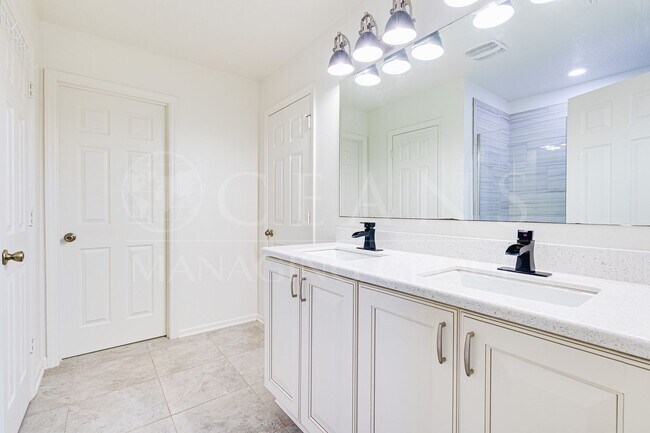 Building Photo - Spacious 4 Bedroom Home with Loft – Prime ...