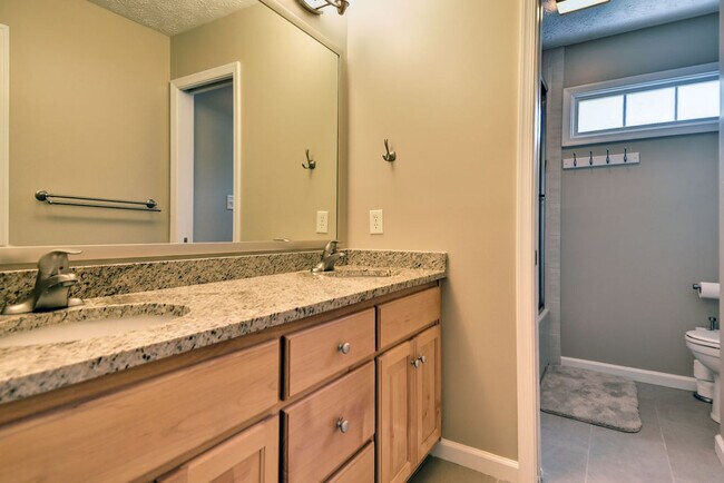 Building Photo - Spacious and Updated Yorktown Home