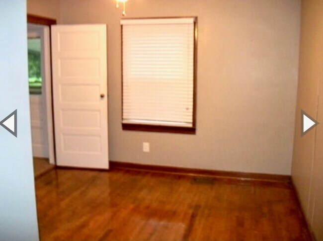 Building Photo - LARGE, 5 BD/2 BA house, near campus!