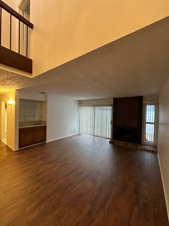 Building Photo - Spacious 2 Story Townhome - 3 Bedrooms, 2 ...