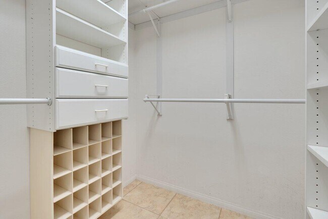 Building Photo - 148 St Thomas Pl
