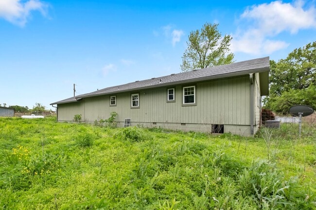 Building Photo - 16 acre farm property recently renovated!