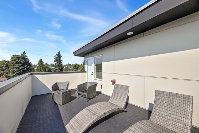 Building Photo - Delridge Townhome