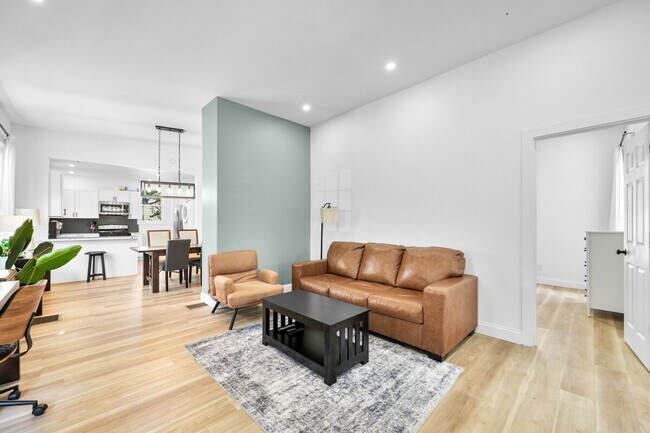 Building Photo - 906 Villa Ave