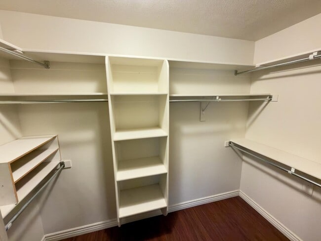 Building Photo - 317 W Farmside Dr