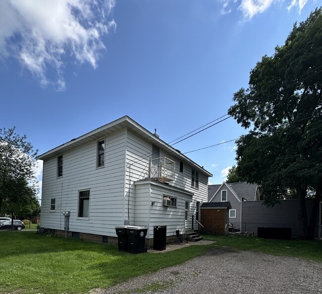 Building Photo - 3 Bed 2 Bath close to UWEC! Available June...