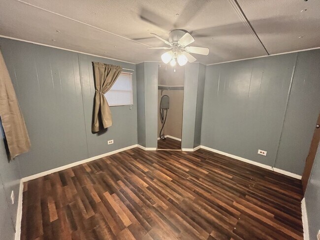 Building Photo - 1360 E Commercial St