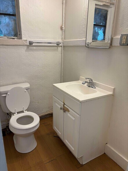 Studio - Bathroom - 1728 Telfair St