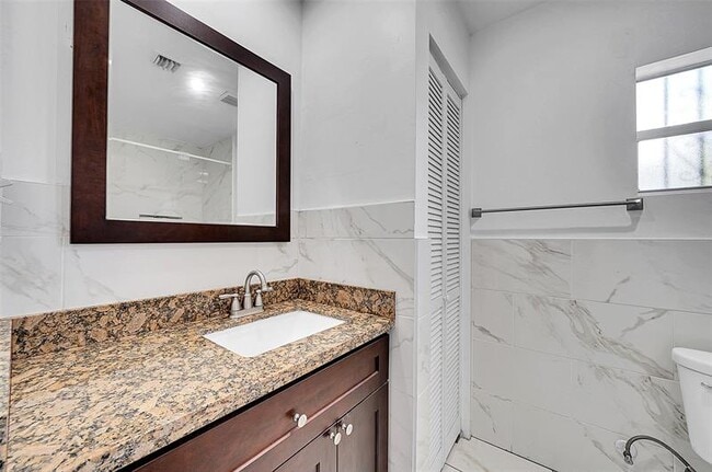 Building Photo - 1646 NE 150th St