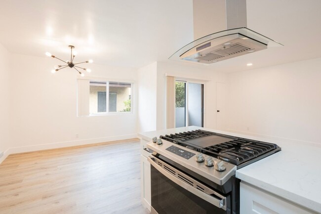 Building Photo - Recently Renovated 1 Bed / 1 Bath Apartmen...