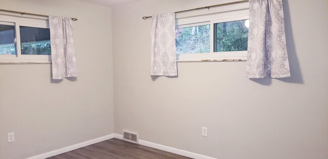 Building Photo - Large 6 bed, 3 ba  Brick, Raised Ranch, Ho...