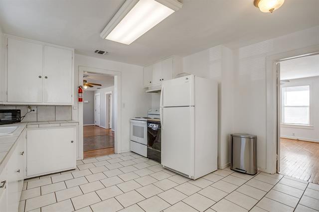 Building Photo - 3200 Sandage Ave