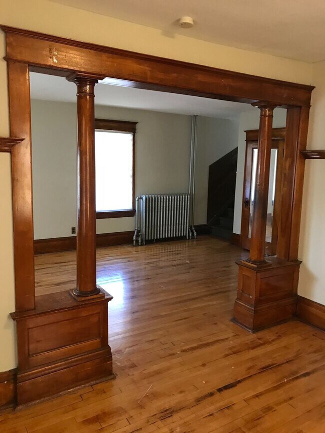 Building Photo - 3 bedroom 1 bath house in St. Paul!