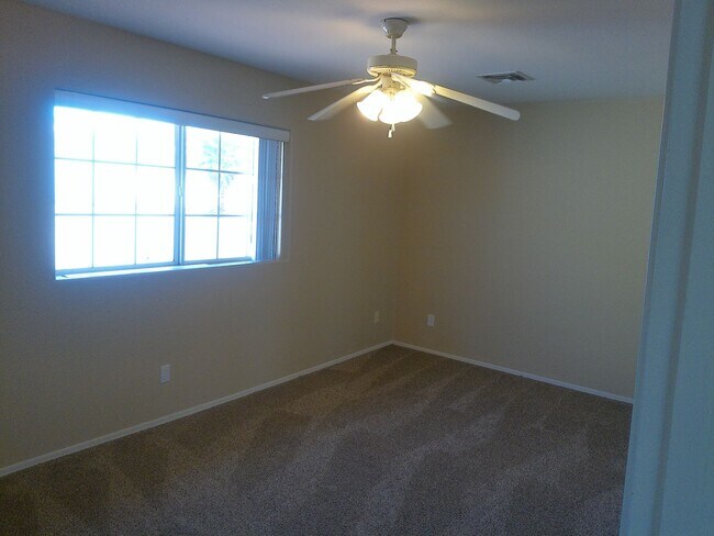 Building Photo - Long Term 3 bedroom 2 bath 3 car