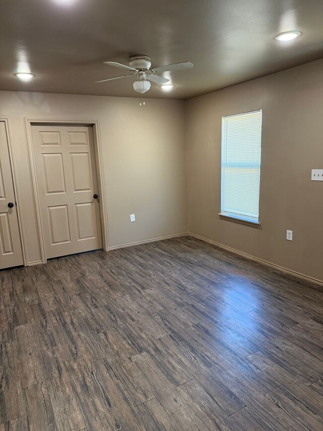 Building Photo - 2809 E 2nd St