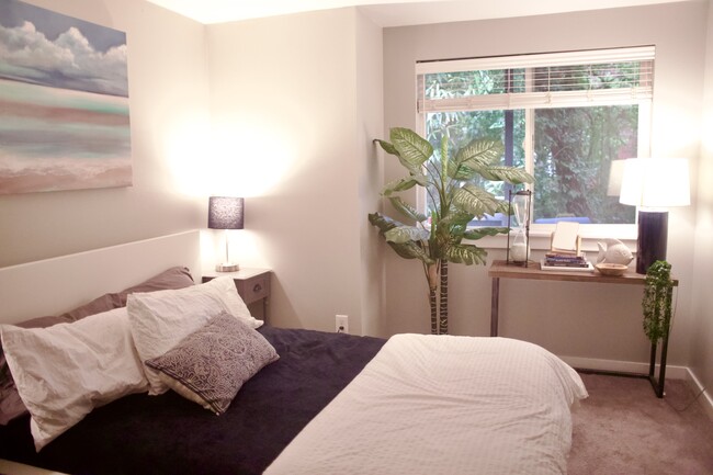 Bedroom 1 with queen bed and closet. - 1045 NE 115th St