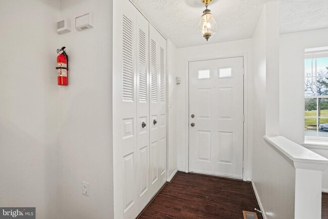 Building Photo - 3525 Laurel View Ct