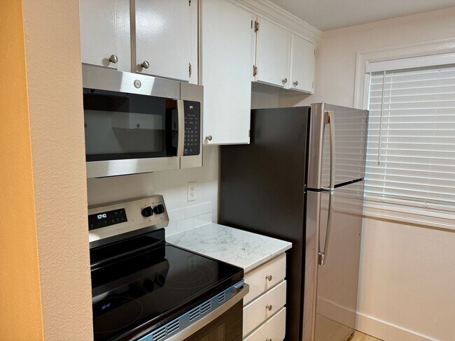 Building Photo - Cedar Mills Two Bedroom Condo-Nicely Remodeled!
