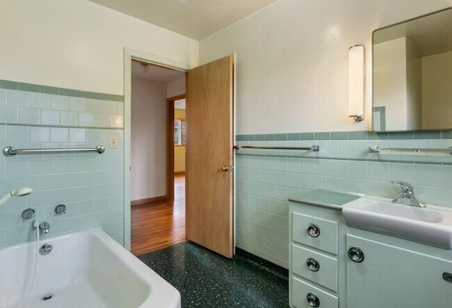 Building Photo - OREGON MID CENTURY DREAM