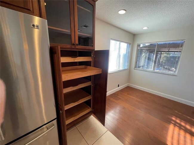 Building Photo - 1331 Queen Elaine Dr