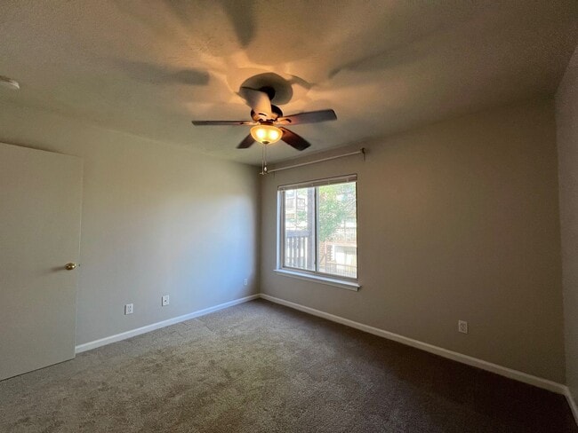 Building Photo - 1 Bedroom Apartment in Hampton Club – Move...