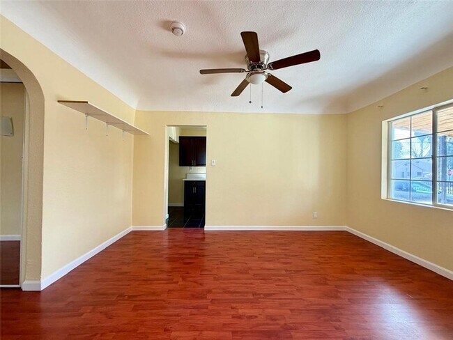 Building Photo - 607 W 101st St