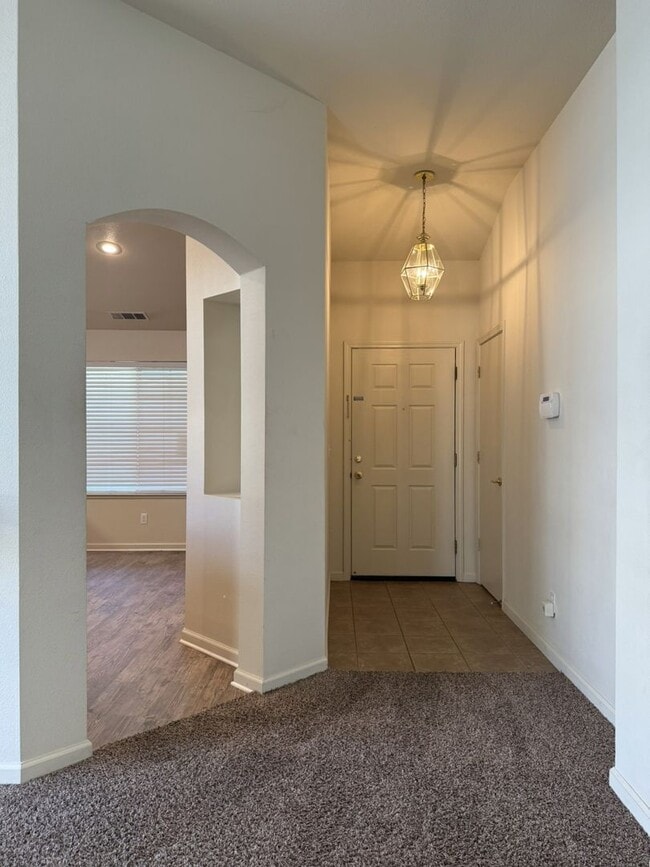 Building Photo - Available Now! Spacious home located in North Merced