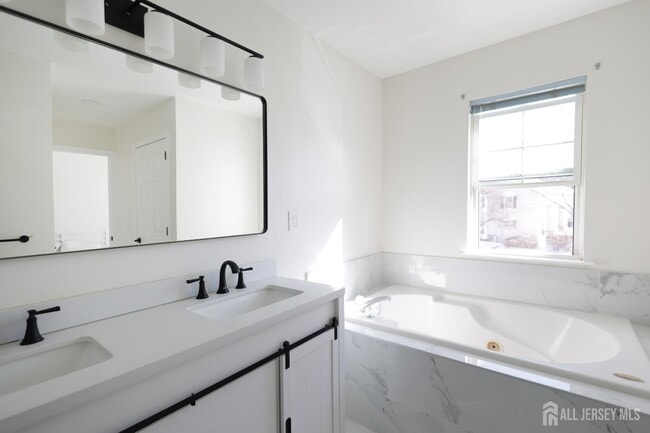 Building Photo - 42 Pennsbury Way