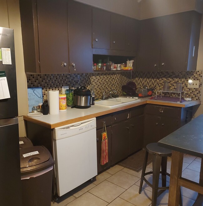 Shared Kitchen - Atlantis House