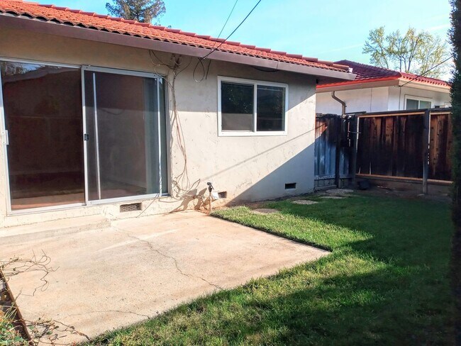 Building Photo - Charming 2bd Duplex With Private Yard & Garage