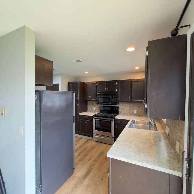 Building Photo - 2 Bedroom Upper Duplex in Breton Village!