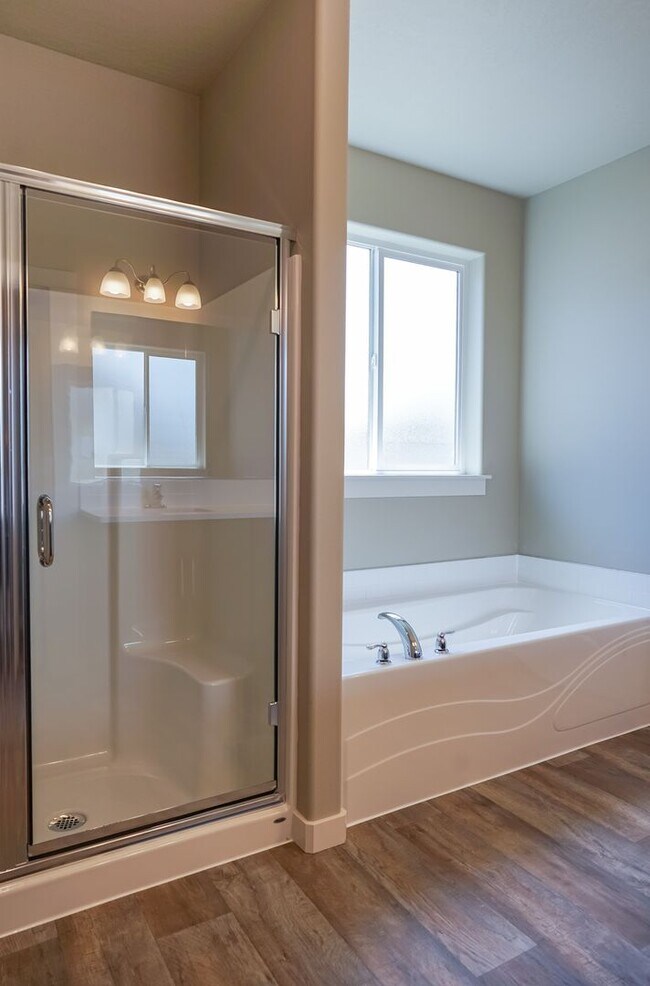 Building Photo - 3 bedroom 2 bath -3 car garage!