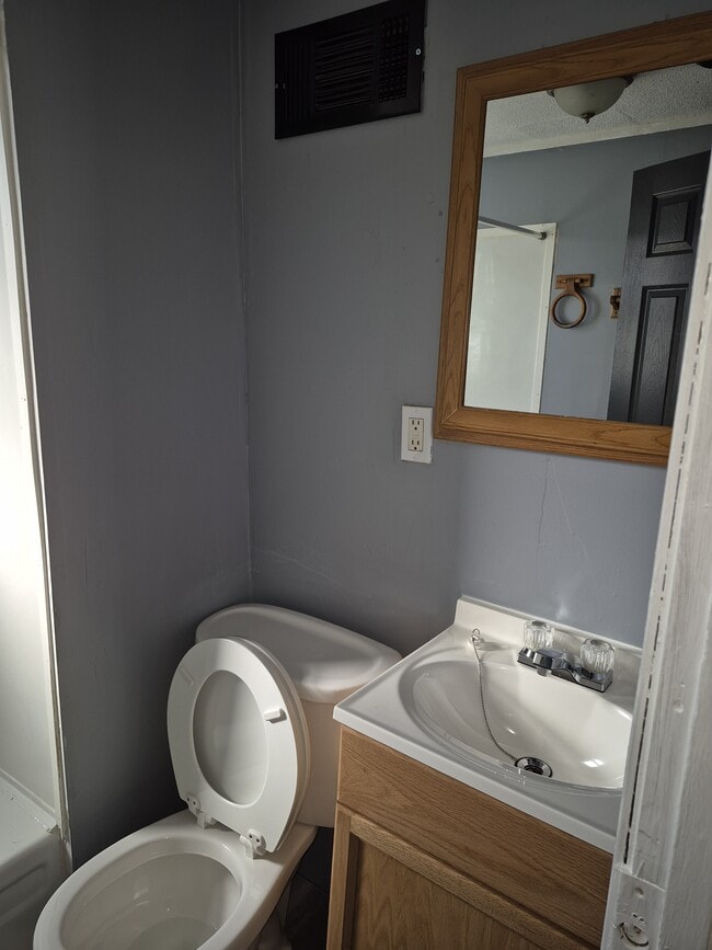 Building Photo - 6135 Emerald Ave