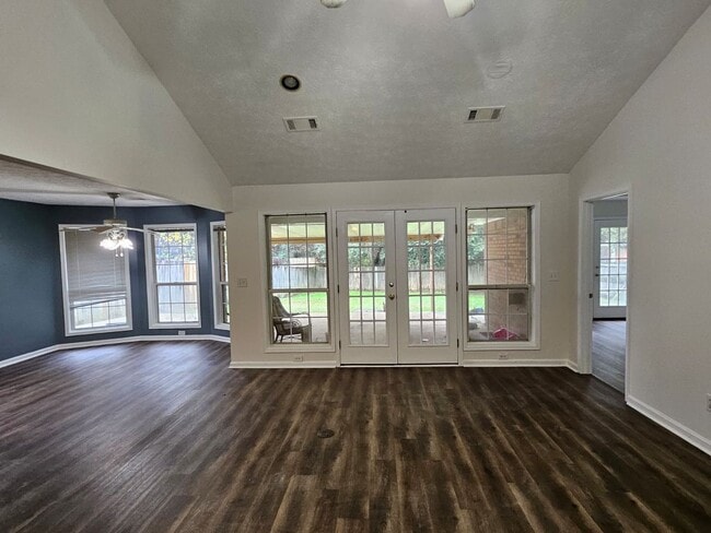 Building Photo - For rent 3 bedroom, 2 bath home