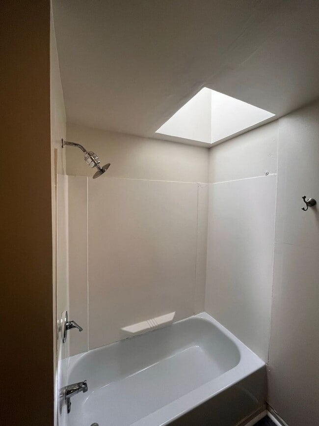 Building Photo - 2026/2027 JHU Homewood Off-Campus 6bd/3ba house w/ W/D. Available 6/6/2026